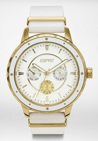 Gouden horloge met een witte leren band. Ronde witte wijzerplaat met gouden uuraanduidingen, subdials voor dag/datum en een gestructureerde rand.