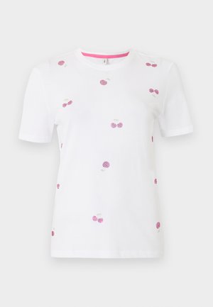 Λευκό κοντομάνικο μπλουζάκι με ροζ σχέδια κερασιών διασκορπισμένα στο εμπρόσθιο μέρος και στα μανίκια, με στρογγυλή λαιμόκοψη που έχει ροζ εσωτερική επένδυση.