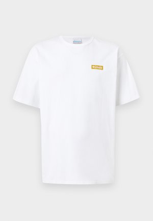 Biała koszulka z krótkim rękawem i okrągłym dekoltem, z małym żółtym prostokątnym logo Columbia Sportswear na lewej piersi.