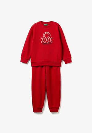 Czerwony komplet bluza i spodnie z prążkowanymi mankietami, na bluzie z przodu centralnie umieszczone białe i czarne logo Benetton.