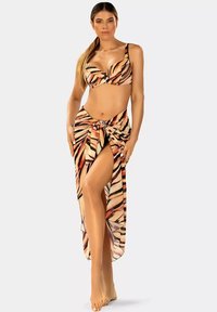 Dwuczęściowy strój kąpielowy w brązowy i pomarańczowy paski. Górna część ma usztywnioną konstrukcję, a dolna część ma zwiewną spódniczkę z węzłem.