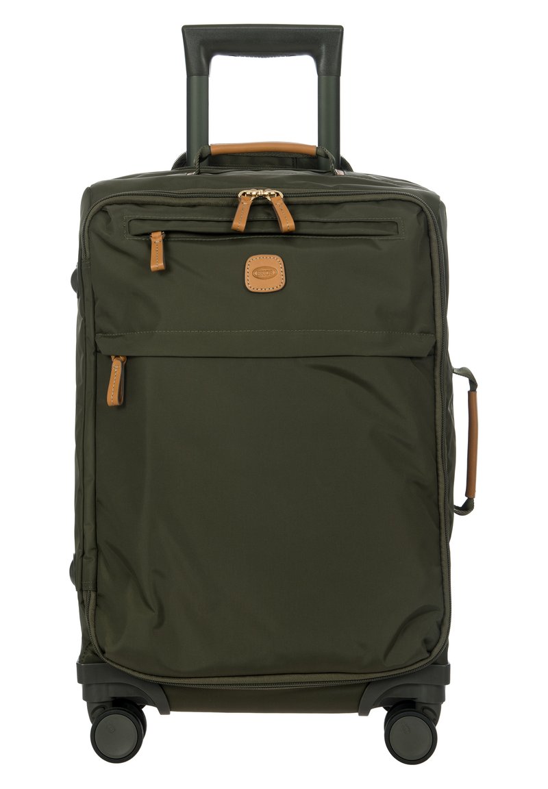 Maleta verde oliva con un diseño de tela duradera, mango retráctil, acentos de cuero, bolsillo frontal con cremallera y cuatro ruedas para la movilidad.