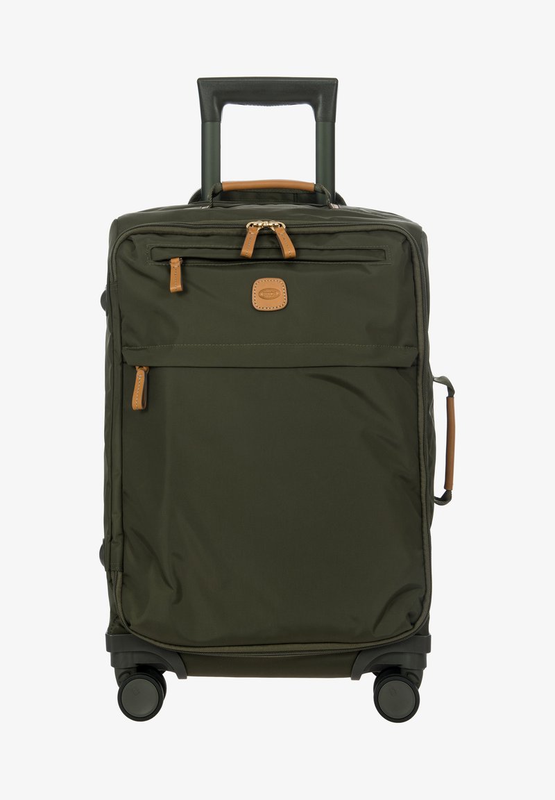 Maleta verde oliva con un diseño de tela duradera, mango retráctil, acentos de cuero, bolsillo frontal con cremallera y cuatro ruedas para la movilidad.