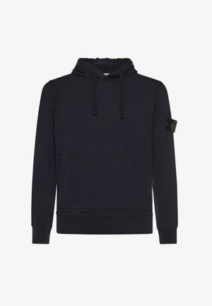 Zwarte hoodie met lange mouwen, voorvak in kangoeroestijl, verstelbare capuchon met trekkoorden, geribbelde manchetten en zoom, en een logo op de linkermouw.