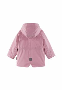 Różowa wodoodporna kurtka z kapturem, z zamkiem z przodu, elastycznymi mankietami i prostokątną naszywką z logo na plecach. Gładki, trwały materiał.
