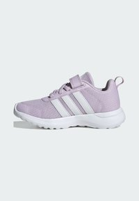 Baskets en mesh violet clair avec semelle blanche, trois bandes blanches sur le côté, lacets et bride velcro, vues de l'extérieur.