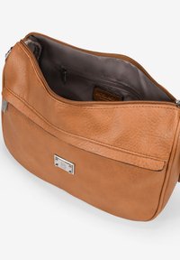 Bolso cruzado de cuero marrón con una superficie texturizada, herrajes plateados y un bolsillo interior con cremallera. De forma redondeada y con acentos de costura.