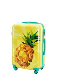 Kufr s tvrdou skořepinou s geometrickým vzorem ananasu v žluté barvě, doplněný tyrkysovými rukojetmi a kolečky. Hladký, lesklý povrch, lehký.