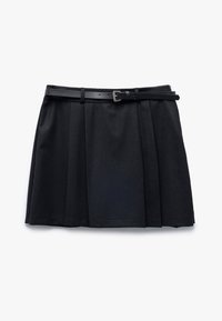 Gonna nera plissée con una texture liscia, dotata di una vita e di una cintura in pelle nera con una fibbia argentata per la regolazione.