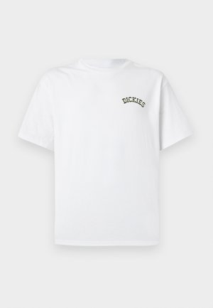 Baltas medvilninis marškinėlis trumpomis rankovėmis ir apvalia iškirpte. Kairėje krūtinės pusėje yra žalias siuvinėtas "DICKIES" logotipas.