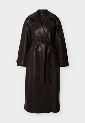 Lang mørkebrun skinn trenchcoat med brede slag, dobbeltspente knapper, belte i midjen og knappede mansjetter.