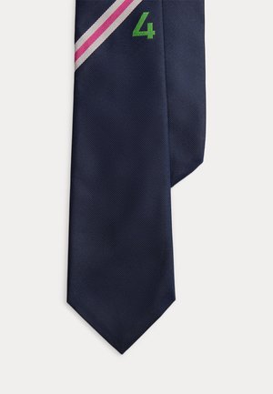 Γραβάτα από μπλε μετάξι του ναυτικού με ροζ και λευκές διαγώνιες ρίγες κοντά στην κορυφή και πράσινο νούμερο 4 κεντημένο στο πάνω μέρος.