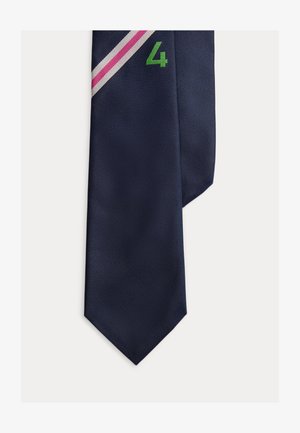 Cravată din mătase albastru închis cu dungi diagonale roz și albe aproape de partea superioară și un număr 4 verde brodat pe secțiunea superioară.
