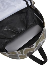 Zaino con motivo mimetico, dotato di chiusura con zip; presenta una fodera nera e un comparto imbottito, adatto per un laptop.
