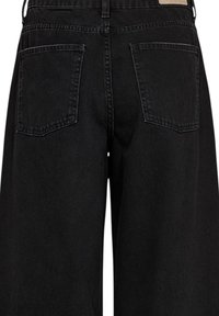 Pantalon en denim noir à taille haute, jambes larges, deux poches arrière et une étiquette de marque en cuir à la ceinture, avec une finition soignée.