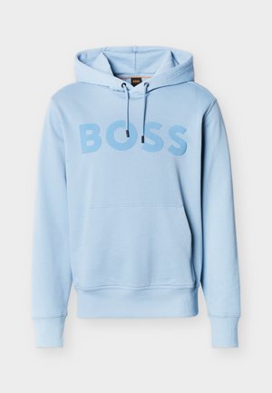 Svetlomodrá mikina s kapucňou a predným vreckom, na hrudi je veľký nápis "BOSS" v rovnakom modrom farebnom odtieni.