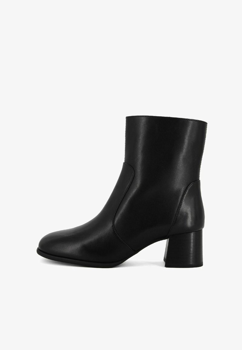 Stivaletti neri in pelle con punta rotonda e tacco a blocco di altezza media, caratterizzati da una texture liscia e dettagli di cucitura minimi.