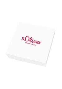 Scatola rettangolare bianca con una superficie liscia, con il logo "s.Oliver" in rosso e il testo "FASHION FOR LIFE" sottostante.