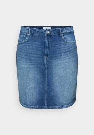 Saia de ganga em lavagem azul média com um design ajustado, corte reto, estilo de cinco bolsos e uma cintura com fecho de botão na frente.