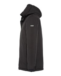 Chaqueta de invierno negra con capucha, con bolsillos con cremallera y parche del logo de Schott en la parte superior del brazo, mostrada de lado sobre un fondo blanco.