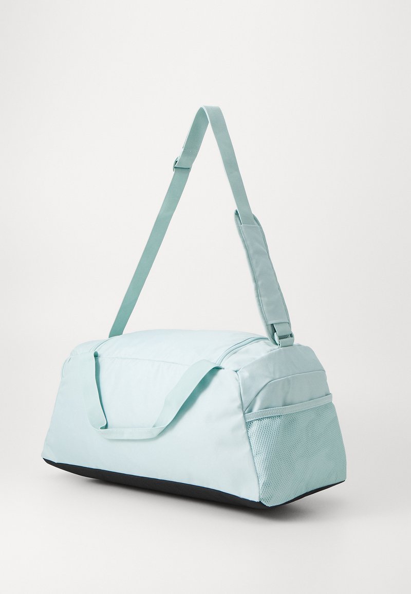 Borsa a tracolla blu chiaro con chiusura a zip, tracolla regolabile e tasca laterale in rete. Tessuto morbido, forma rettangolare, base scura.