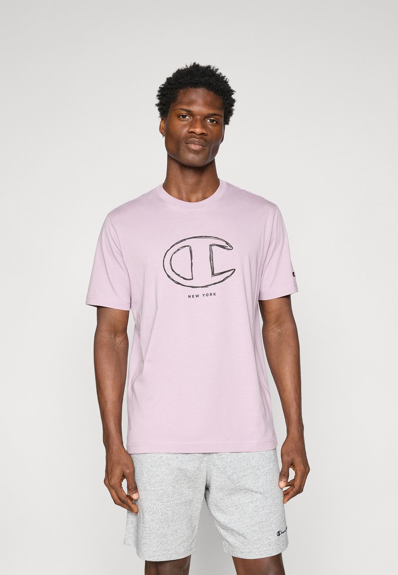 Hellblaues Baumwoll-T-Shirt mit einem schwarzen Logo und dem Text "NEW YORK" zentral auf der Vorderseite. Kurzärmelig und mit Rundhalsausschnitt.
