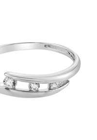 Bracelet en argent présentant un design lisse et courbé, avec trois pierres précieuses claires incrustées et une section texturée pour le contraste.