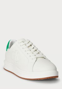 Λευκό δερμάτινο αθλητικό παπούτσι με λευκά κορδόνια, πράσινο τακούνι, λογότυπο "RLL" ραμμένο στο πλάι και καφέ καουτσούκ σόλα με υφασμένη επιφάνεια.