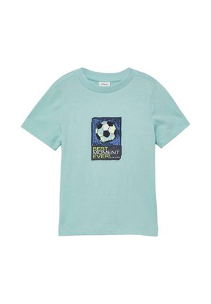 Lichtblauw kinder-T-shirt met korte mouwen, een voetbalafbeelding en de tekst "Best Moment Ever!" in het midden aan de voorkant.