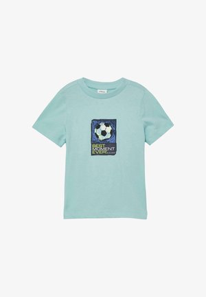 Lichtblauw kinder-T-shirt met korte mouwen, een voetbalafbeelding en de tekst "Best Moment Ever!" in het midden aan de voorkant.