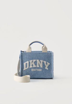 Sac à main tissé bleu avec poignées beige et bandoulière, arborant un logo blanc DKNY New York en évidence sur l’avant.