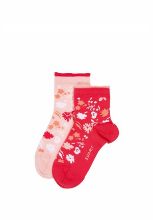 Zwei Paar kurze Socken; ein Paar pink mit floralen Mustern, das andere rot mit ähnlichen Designs. Beide haben kontrastierende Bündchen und Markenlogo.