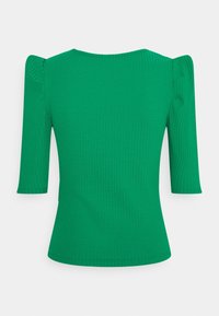 Grøn ribbet top med trekvartærmer og rund halsudskæring. Stoffet har en glat overflade og en tætsiddende pasform, med subtile detaljer ved skuldrene.