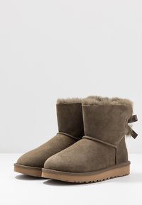 UGG MINI BAILEY BOW II - Botas de inverno - euculyptus spray