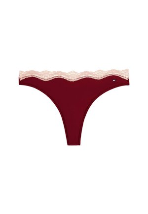 Tanga bordeaux con fascia in pizzo di colore rosa chiaro, caratterizzato da un bordo ondulato e un piccolo logo laterale. Tessuto dalla superficie liscia.