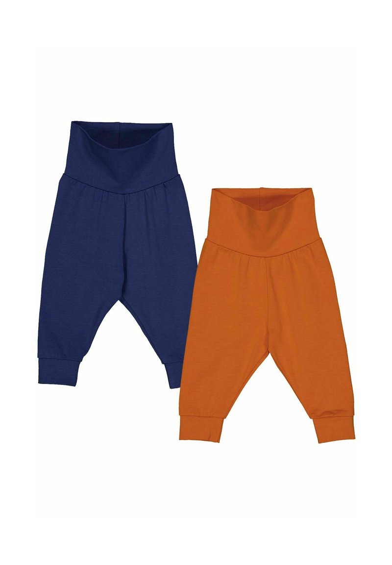 Deux paires de pantalons pour tout-petits : l'une en bleu marine et l'autre en orange. Les deux ont une taille haute, des jambes fuselées et un tissu en coton doux.