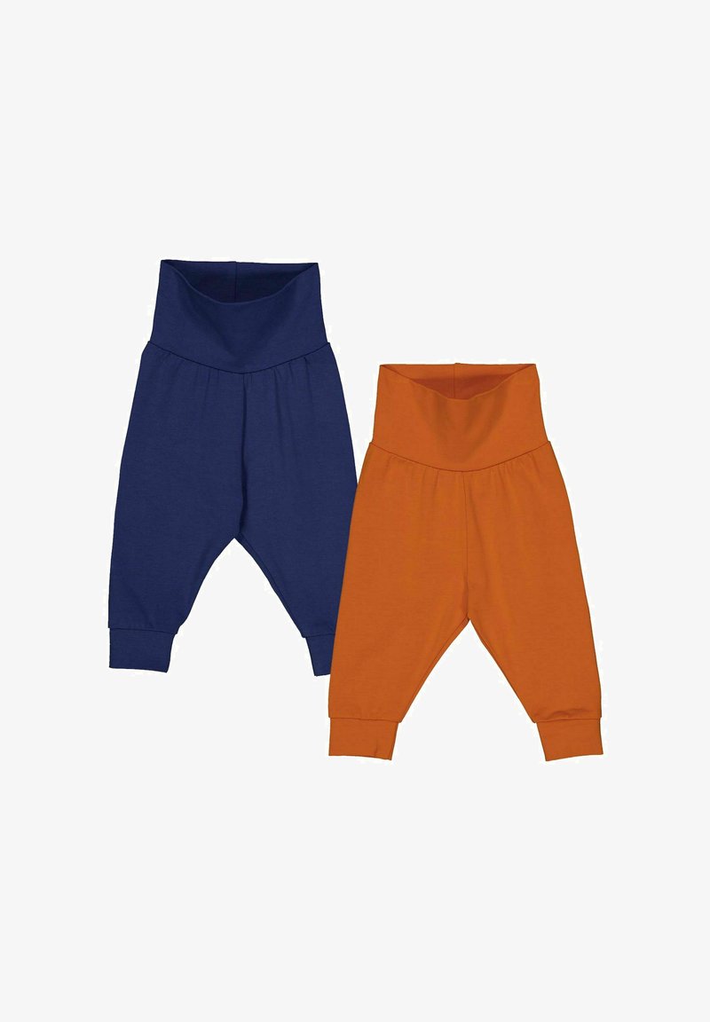 Deux paires de pantalons pour tout-petits : l'une en bleu marine et l'autre en orange. Les deux ont une taille haute, des jambes fuselées et un tissu en coton doux.