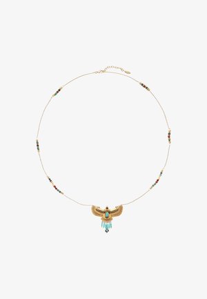 Collier doré avec un pendentif en forme d'aigle ornés d'une pierre turquoise, décoré de perles colorées le long de la chaîne.