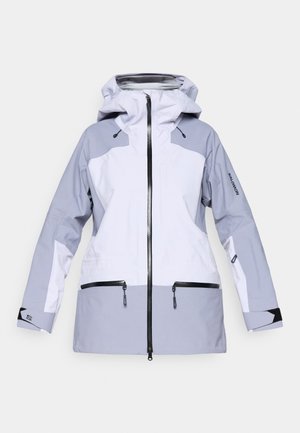 Vandtæt jakke i lysegrå og hvid, med lynlås foran, justerbar hætte og lynlåslommer. Glat, holdbart materiale med kontrasterende accenter.