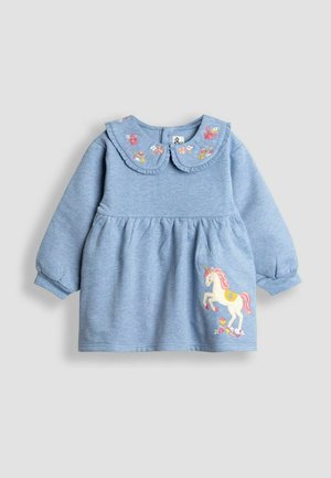 Helles blaues Baumwollkleid mit rundem Kragen, floralem Stickerei und einem Einhornmotiv, das lange Ärmel und eine geraffte Taille besitzt.