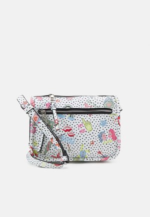 Sac bandoulière en matériau synthétique blanc avec des motifs de dessin animé colorés et des accents en forme de cœur noir. Comprend une sangle ajustable et une fermeture éclair.