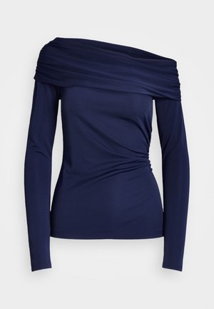 Marineblaues Langarm-Top mit gerafftem, schulterfreiem Ausschnitt und figurbetonter Silhouette auf weißem Hintergrund.