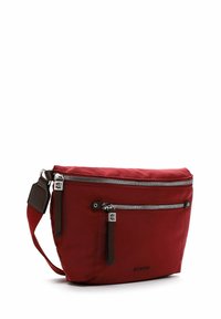 Sac en bandoulière en tissu rouge avec deux poches avant zippées, accents en cuir marron, bandoulière réglable et finition lisse.