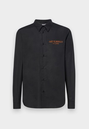 Cămașă neagră cu mâneci lungi, dintr-un material neted, cu închidere cu nasturi, guler ascuțit și logo brodat portocaliu "JUST CAVALLI MILANO" pe piept.