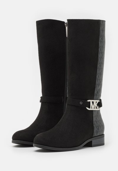 Juodos iki kelių aukščio batai iš zefyro, su kontrastingu pilku įspauduotu paneliu ir sidabriniu užsegimu.