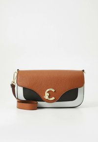 Braune Leder-Umhängetasche mit schwarzen und hellgrauen Akzenten. Sie verfügt über eine geschwungene Klappe, goldene Beschläge und einen abnehmbaren Riemen.