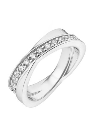 Bague en argent avec un design de bande torsadée ornée d'une rangée de petits diamants ronds sertis le long d'une courbe.