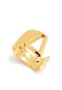 Anello color oro con un design audace e angolare caratterizzato da una forma prominente a "A". Finitura liscia e lucida con la parola "SINGULAR" incisa all'interno.
