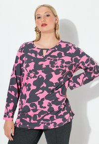Langsleeve top met een roze en donkergrijs abstract patroon, ronde halslijn met een sleutelgatdetail en een relaxte pasvorm.