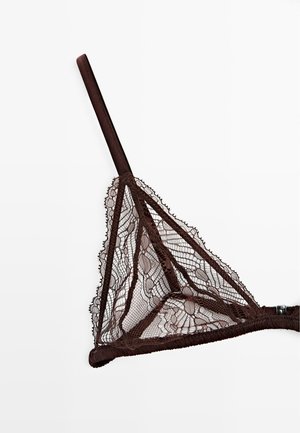Bruine kant bralette met driehoekige cups, voorzien van bloemvormige kantpatronen, dunne bandjes en een stevige bruine band aan de onderkant.